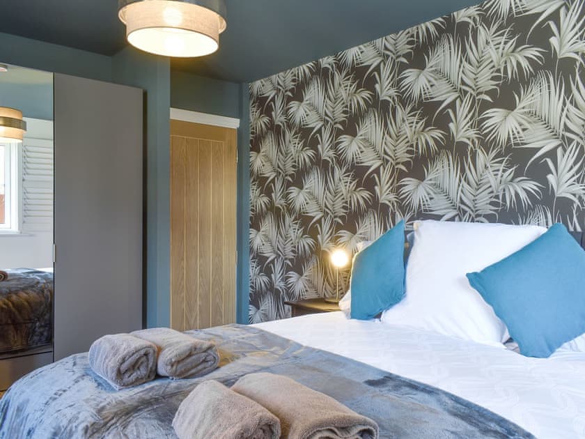 Kingsize bedroom | Snugg, Whitby