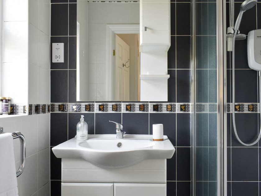 Shower room | Quayside Cottage - The Quay, Waldringfield