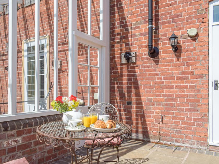 Sitting-out-area | The Bothy - Cottage Escapes, Shrewsbury