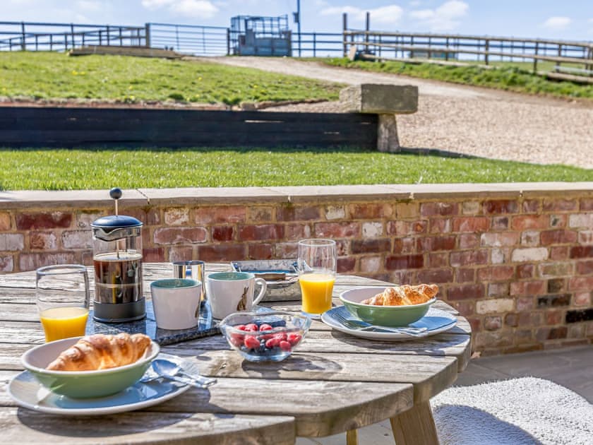 Sitting-out-area | The Old Dairy - Quarry Hill Farm, Shipton-Under-Wychwood