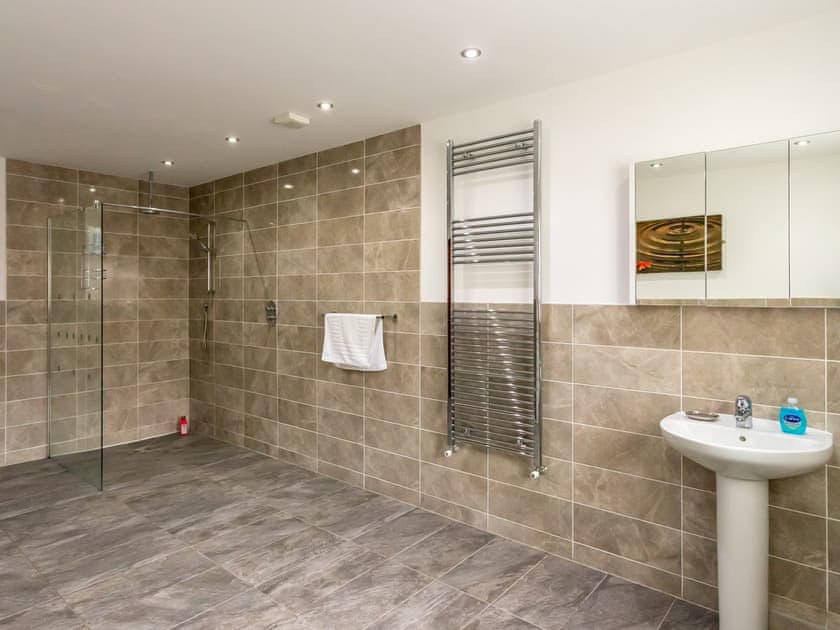 Ground floor shower room | Sycamore Cottage - Graiglwyd Springs Holiday Cottages, Penmaenmawr, near Conwy