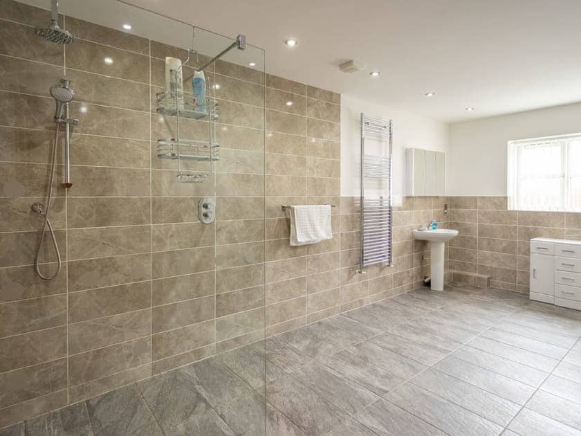 Ground floor shower room | Sycamore Cottage - Graiglwyd Springs Holiday Cottages, Penmaenmawr, near Conwy
