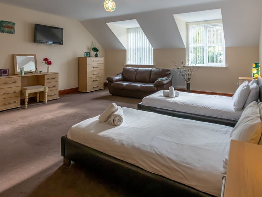 Twin bedroom | Sycamore Cottage - Graiglwyd Springs Holiday Cottages, Penmaenmawr, near Conwy