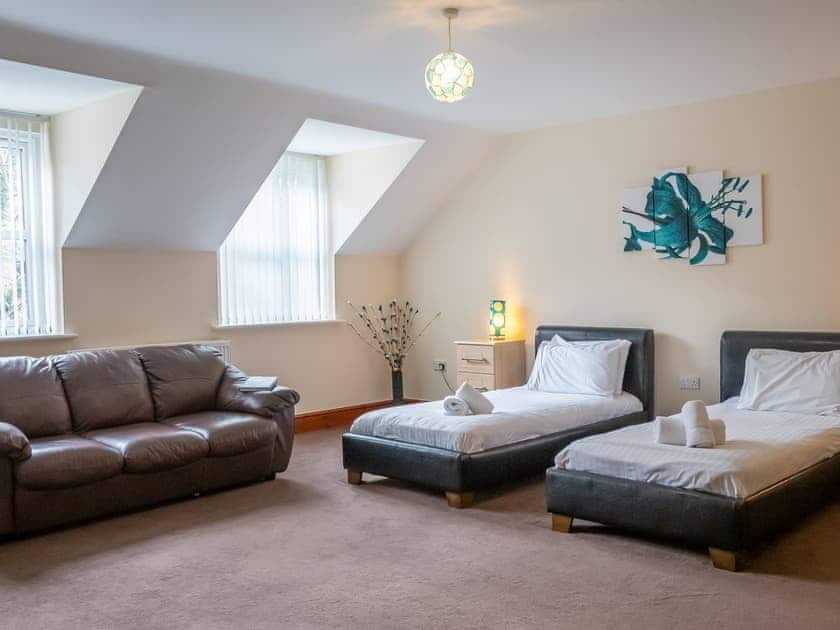 Twin bedroom | Sycamore Cottage - Graiglwyd Springs Holiday Cottages, Penmaenmawr, near Conwy