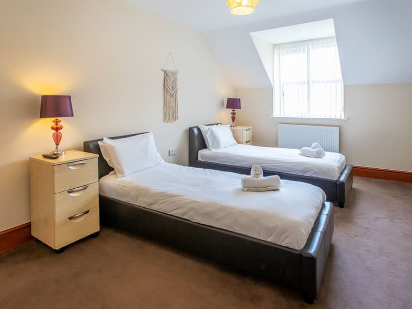 Twin bedroom | Sycamore Cottage - Graiglwyd Springs Holiday Cottages, Penmaenmawr, near Conwy