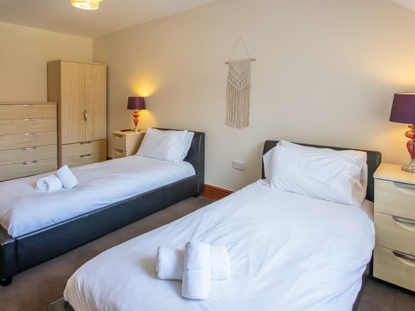 Twin bedroom | Sycamore Cottage - Graiglwyd Springs Holiday Cottages, Penmaenmawr, near Conwy