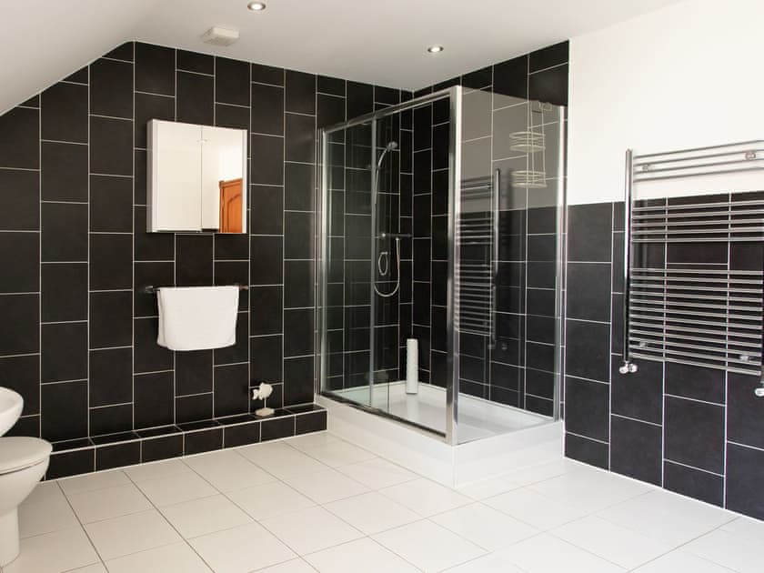 Shower room | Sycamore Cottage - Graiglwyd Springs Holiday Cottages, Penmaenmawr, near Conwy
