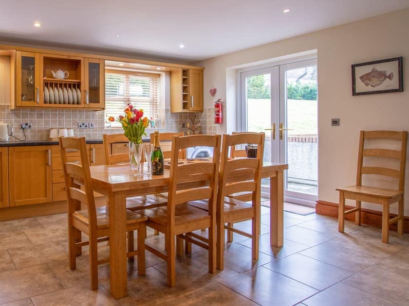 Kitchen/diner | Willow Cottage - Graiglwyd Springs Holiday Cottages, Penmaenmawr, near Conwy