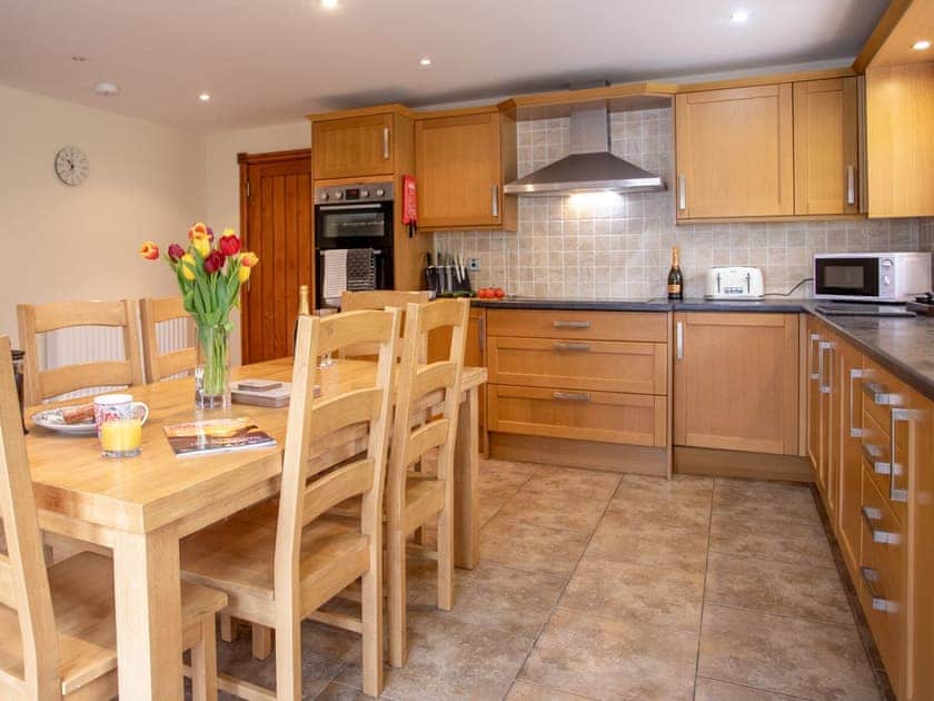 Kitchen/diner | Willow Cottage - Graiglwyd Springs Holiday Cottages, Penmaenmawr, near Conwy