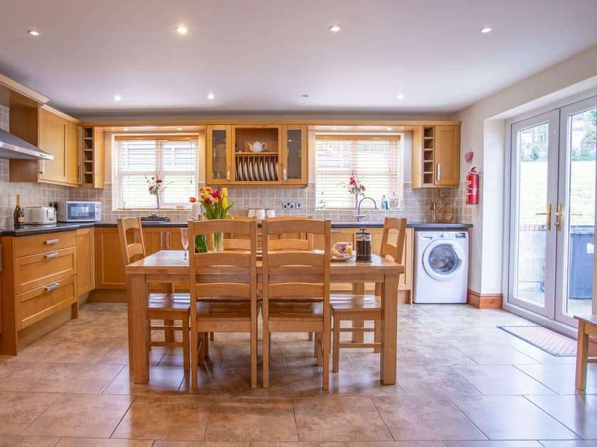 Kitchen/diner | Willow Cottage - Graiglwyd Springs Holiday Cottages, Penmaenmawr, near Conwy