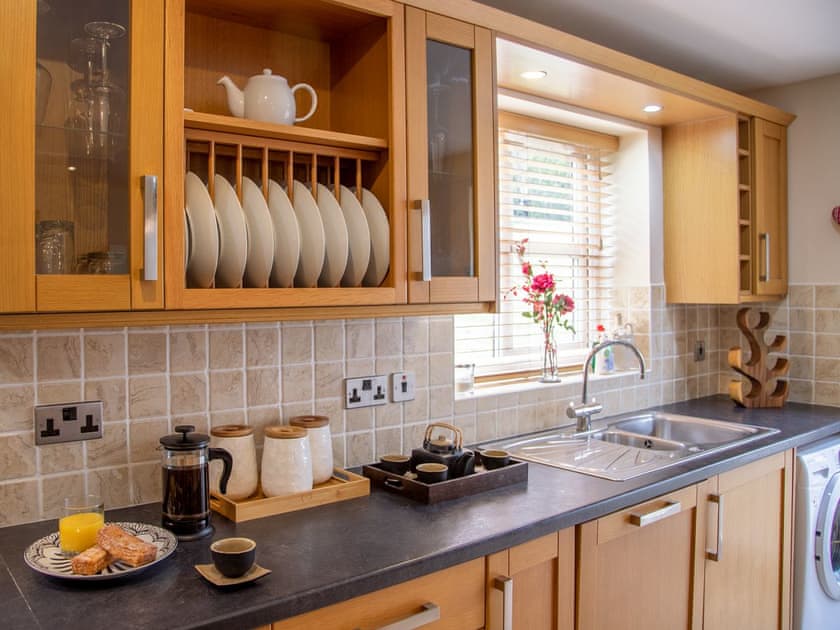 Kitchen/diner | Willow Cottage - Graiglwyd Springs Holiday Cottages, Penmaenmawr, near Conwy