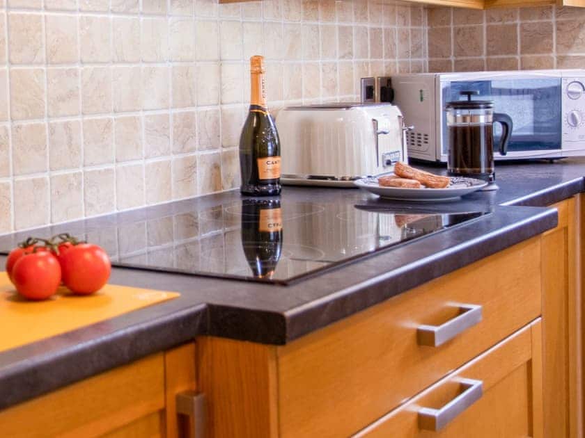 Kitchen/diner | Willow Cottage - Graiglwyd Springs Holiday Cottages, Penmaenmawr, near Conwy