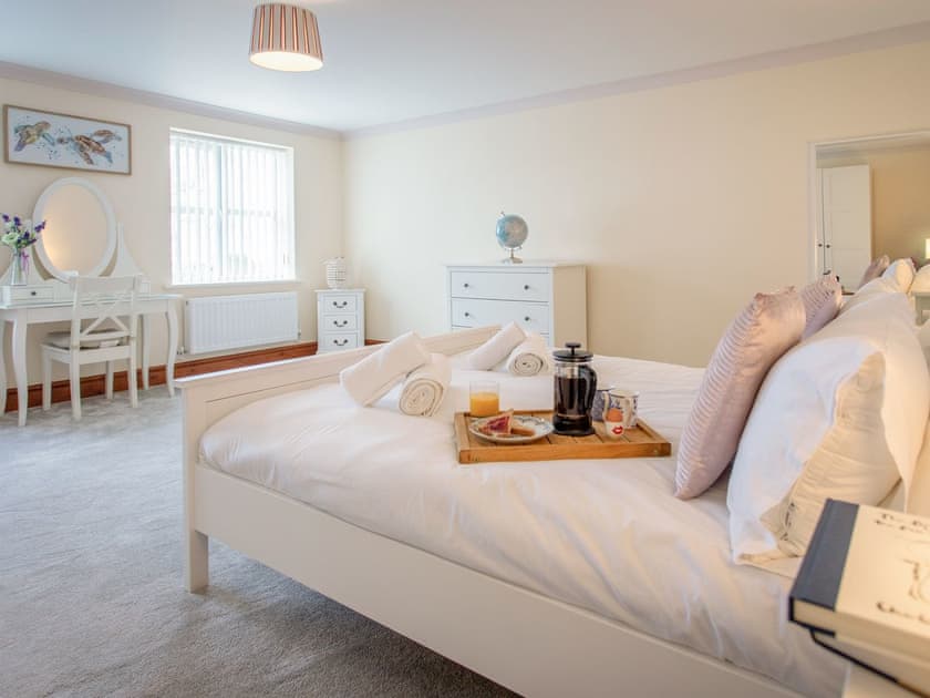 Double bedroom | Willow Cottage - Graiglwyd Springs Holiday Cottages, Penmaenmawr, near Conwy