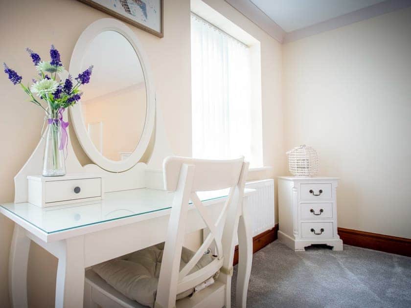 Double bedroom | Willow Cottage - Graiglwyd Springs Holiday Cottages, Penmaenmawr, near Conwy