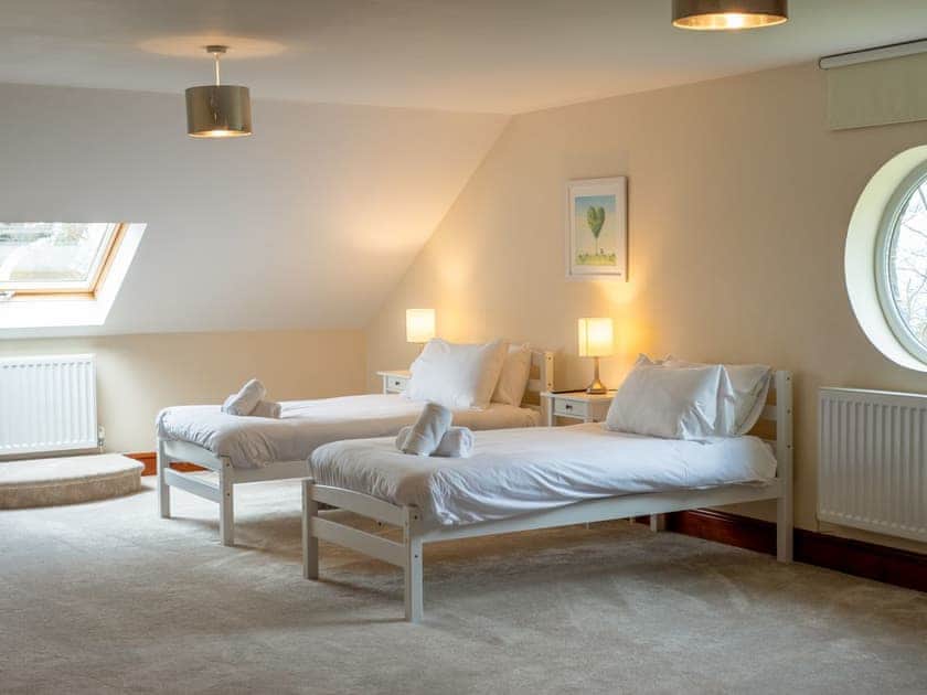 Twin bedroom | Willow Cottage - Graiglwyd Springs Holiday Cottages, Penmaenmawr, near Conwy