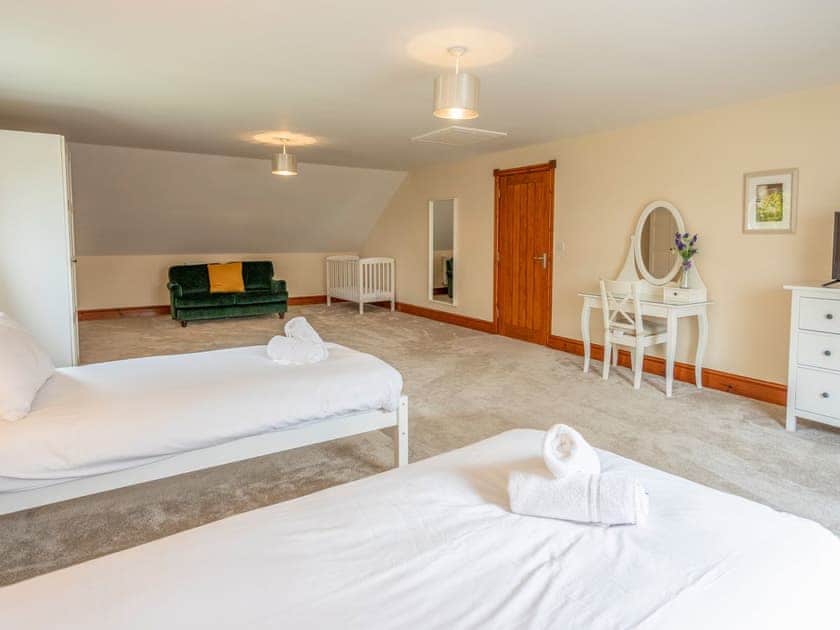 Twin bedroom | Willow Cottage - Graiglwyd Springs Holiday Cottages, Penmaenmawr, near Conwy