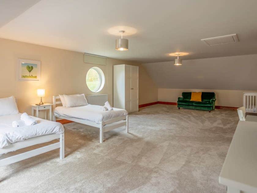 Twin bedroom | Willow Cottage - Graiglwyd Springs Holiday Cottages, Penmaenmawr, near Conwy