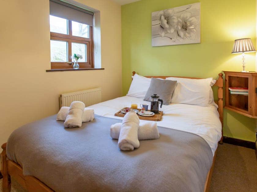 Double bedroom | Yew Cottage - Graiglwyd Springs Holiday Cottages, Penmaenmawr, near Conwy