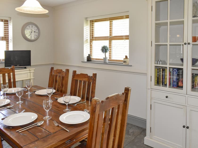 Kitchen/diner | Ty Fynnon Cottage - Graiglwyd Springs Holiday Cottages, Penmaenmawr, near Conwy