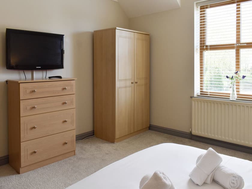 Double bedroom | Ty Fynnon Cottage - Graiglwyd Springs Holiday Cottages, Penmaenmawr, near Conwy