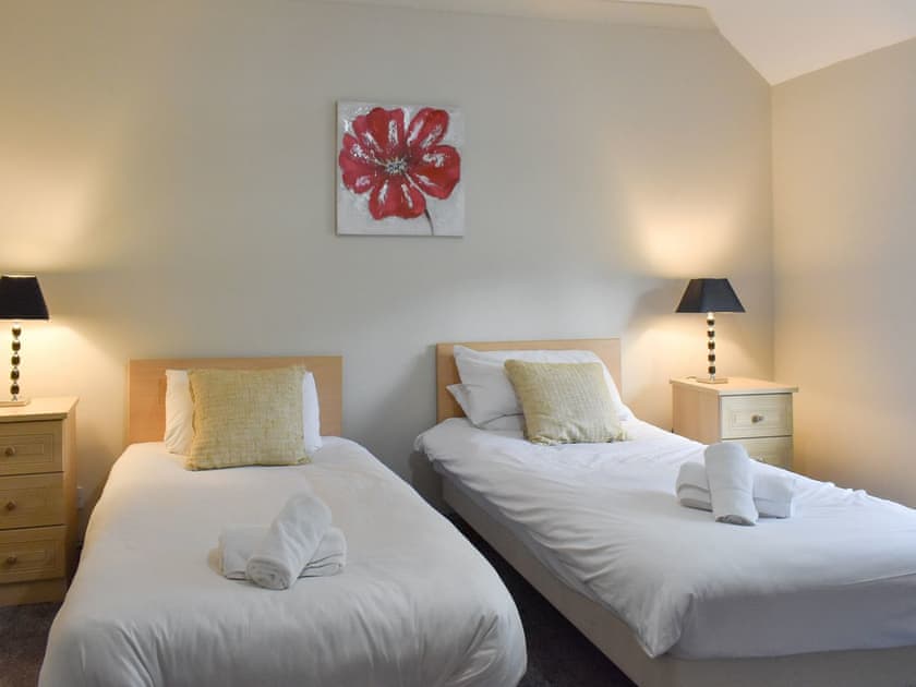 Twin bedroom | Ty Fynnon Cottage - Graiglwyd Springs Holiday Cottages, Penmaenmawr, near Conwy