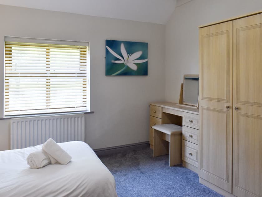 Twin bedroom | Ty Fynnon Cottage - Graiglwyd Springs Holiday Cottages, Penmaenmawr, near Conwy