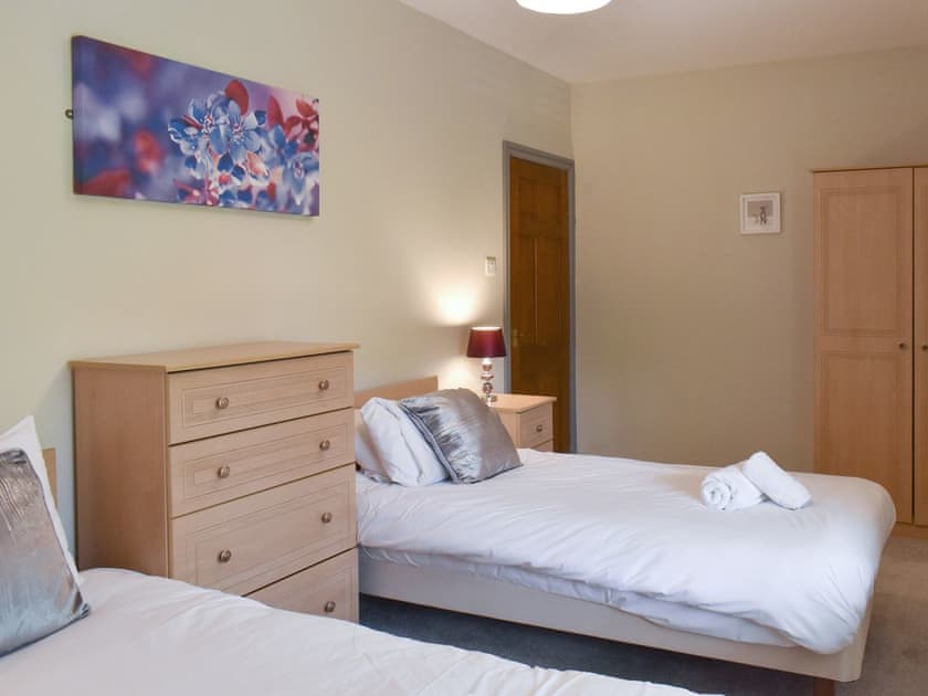 Twin bedroom | Ty Fynnon Cottage - Graiglwyd Springs Holiday Cottages, Penmaenmawr, near Conwy
