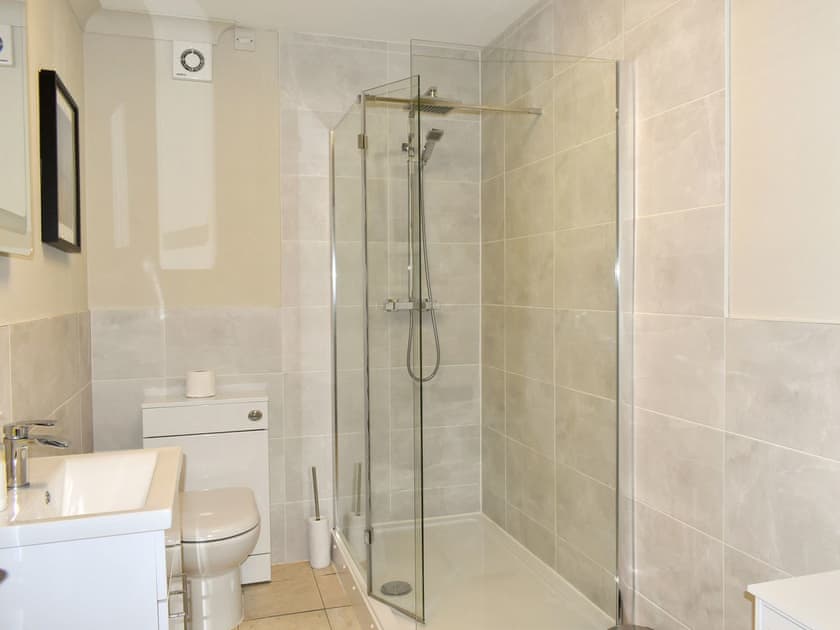 Shower room | Ty Fynnon Cottage - Graiglwyd Springs Holiday Cottages, Penmaenmawr, near Conwy