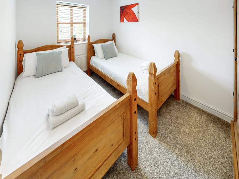 Twin bedroom | Oak Cottage - Graiglwyd Springs Holiday Cottages, Penmaenmawr, near Conwy
