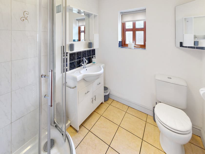 Bathroom | Oak Cottage - Graiglwyd Springs Holiday Cottages, Penmaenmawr, near Conwy
