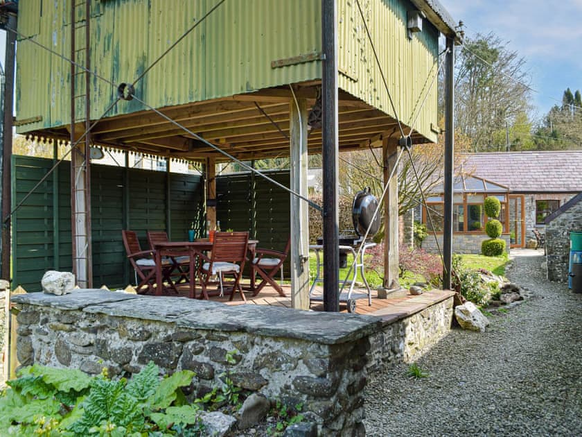 Outdoor area | Tynval, Bronwydd Arms