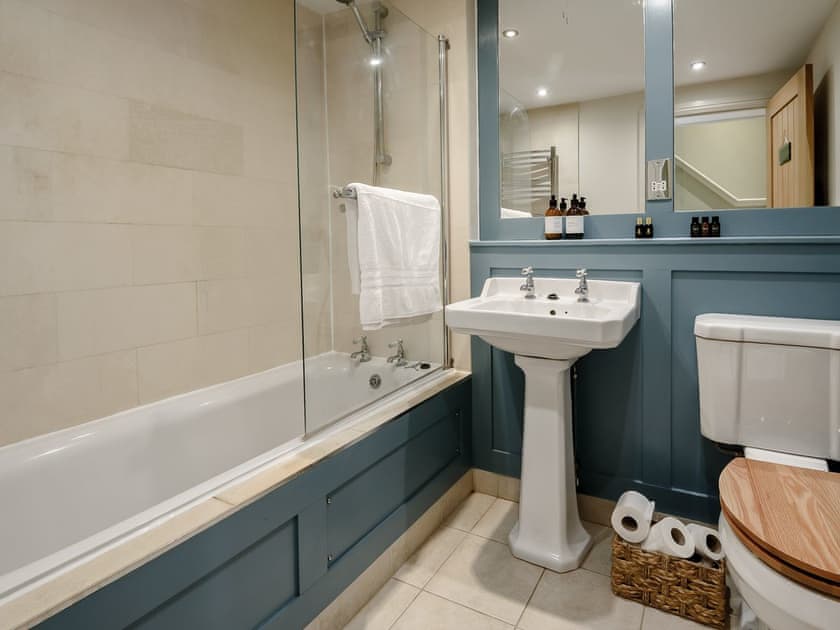 Bathroom | Eastgate Cottage, Louth