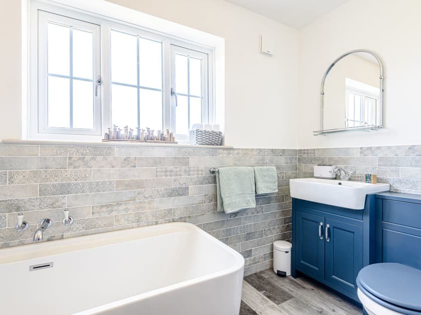 Bathroom | Lilium Cottage, North Somercotes