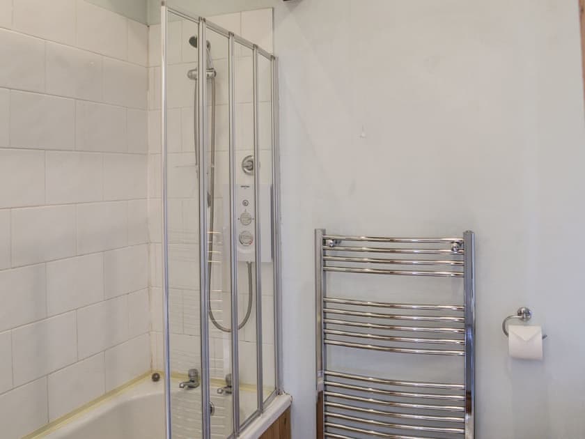 Bathroom | Sunflower Holiday Cottage, Thoresthorpe, near Alford