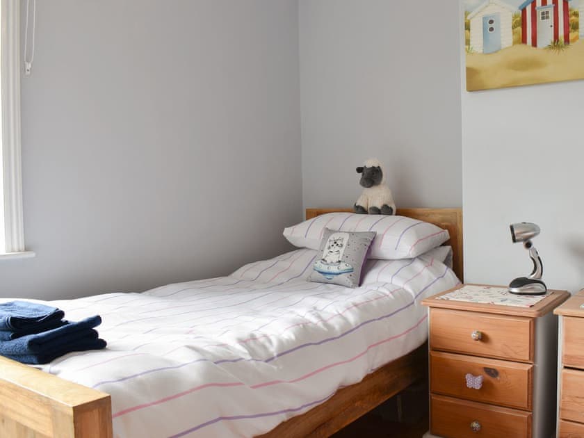 Twin bedroom | The Little House, Axmouth