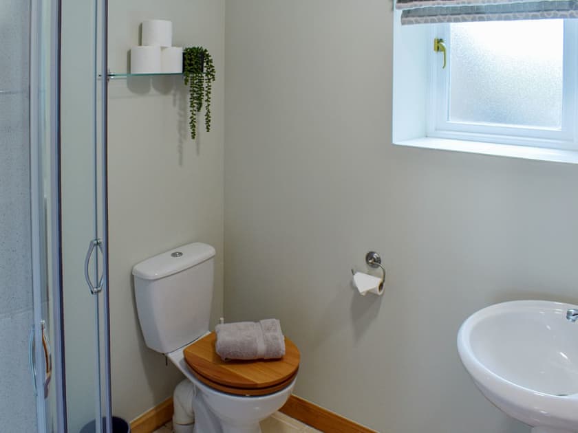 Shower room | Little Inga’s Cottage, Strathmiglo