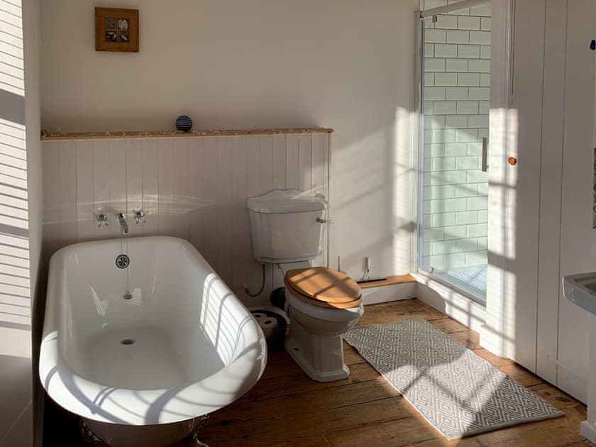 Bathroom | Gewans Farm Cottage, Tregorrick, near St Austell