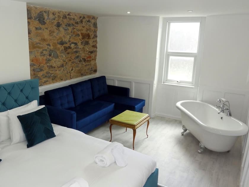 Master bedroom | Snowdon Retreat Villa, Llandudno