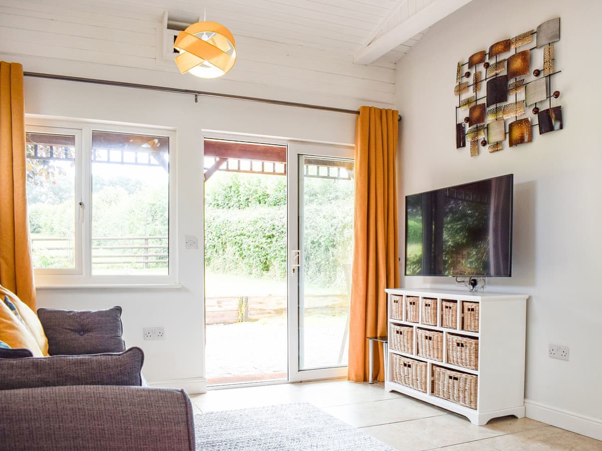 The Lodge at Forbury Cottage - Holiday lodge in Central England - Image 3