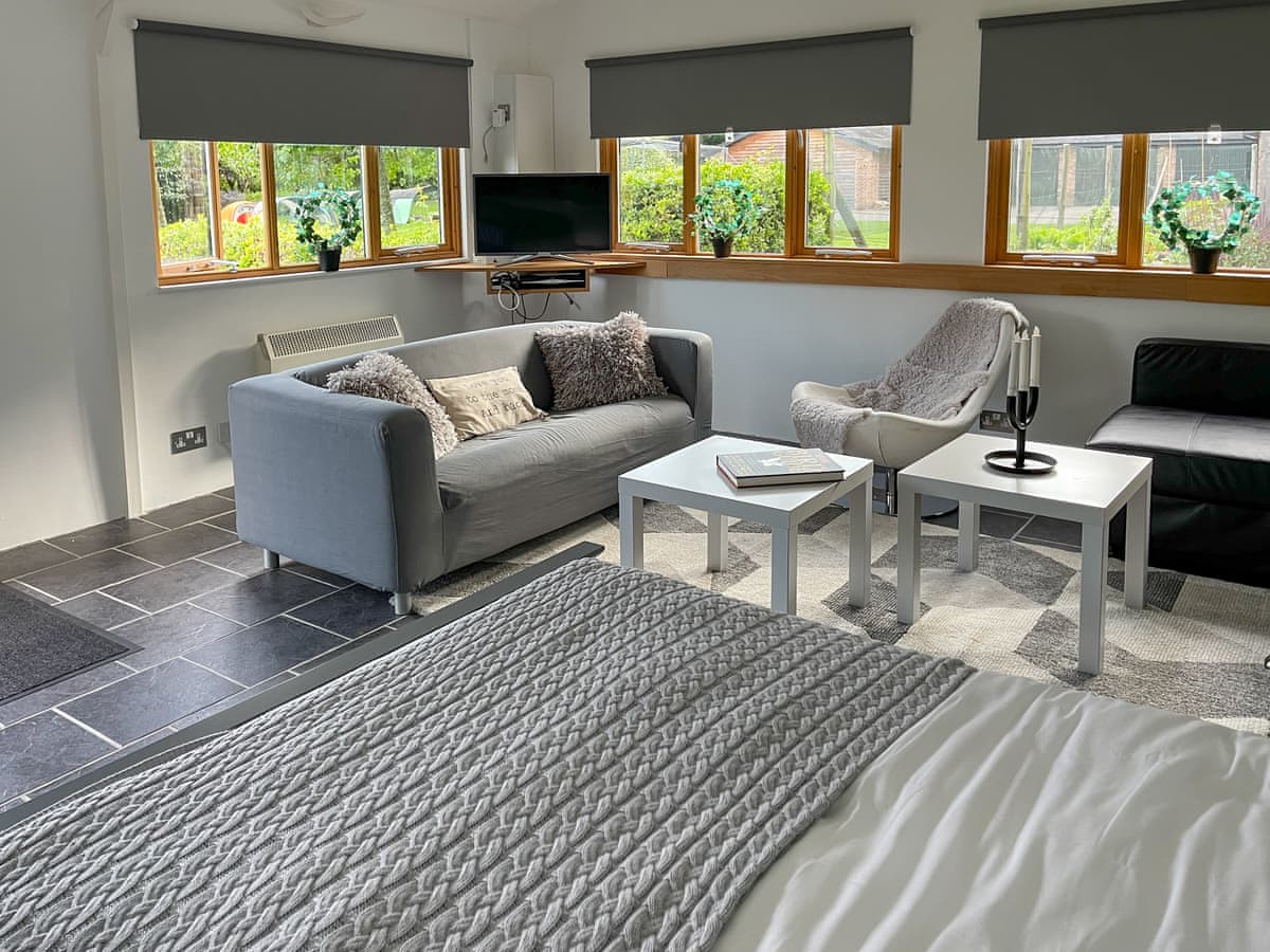 The Lodge at The Lake House - Holiday lodge in Southern England - Image 3
