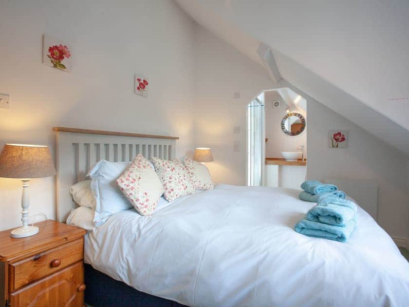 Master bedroom | 2 Salle Cottage - Tuckenhay Mill, Bow Creek, between Dartmouth and Totnes