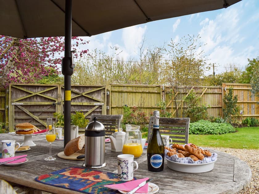 Sitting-out-area | Alderley House, Bourton-on-the-Water