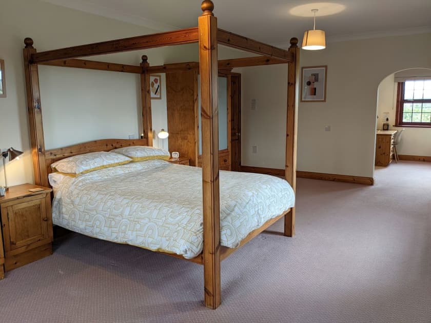 Four poster king bed with en-suite | Brambleside, Mawbray near Allonby
