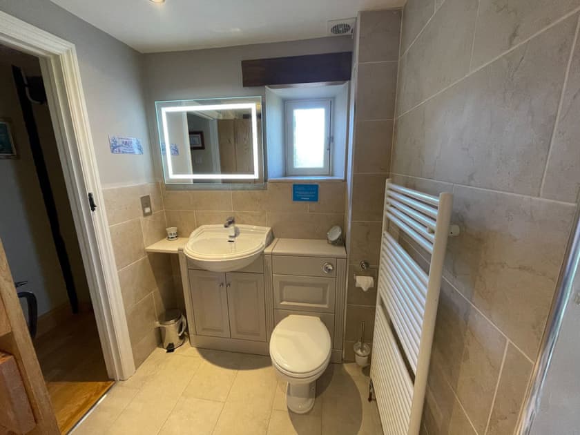 Shower room | La Caleche - Manor Farm Barns, Tarlton, Cirencester