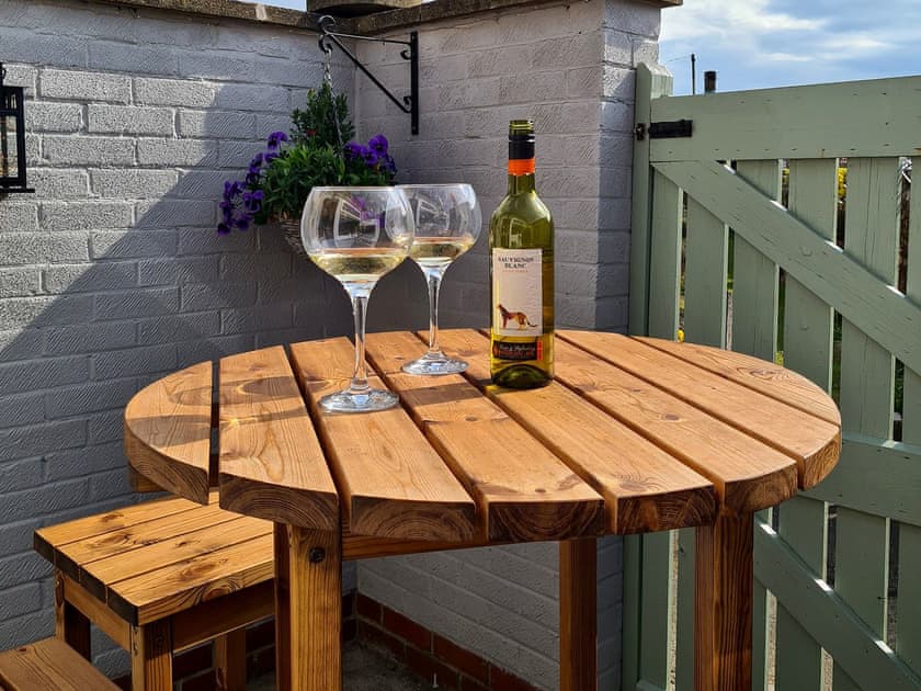 Private rear courtyard | Oak Cottage, Pickering