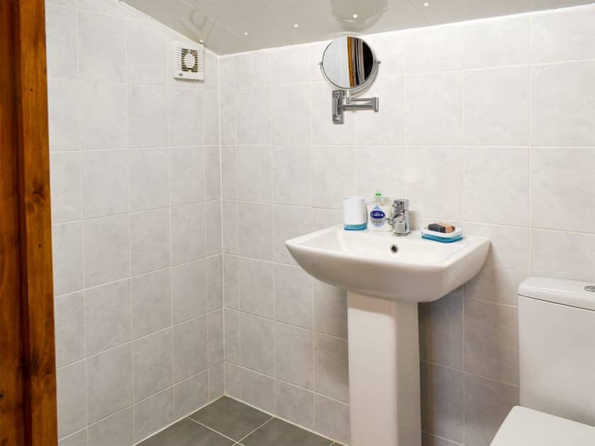 Shower room | Oakwell Lodge, Gillingham