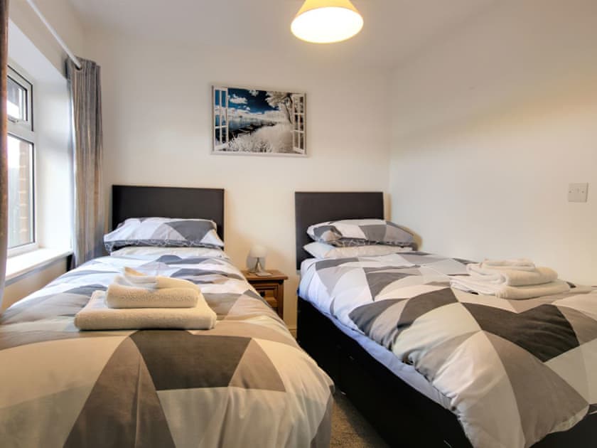 Twin bedroom | Irenic Lodge 2 - Irenic Lodges, Hamble