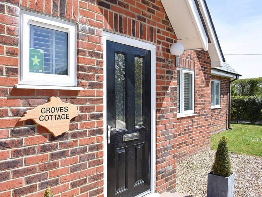 Exterior | Groves Cottage - Devonia Holiday Homes, Newchurch, near Sandown