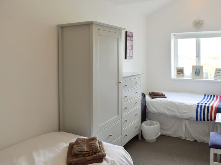 Twin bedroom | The Lookout, Boulmer