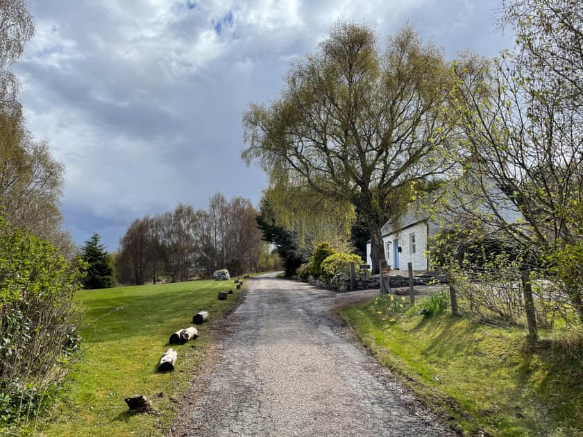 Driveway | Lower Hilton Cottage, Culrain, Lairg
